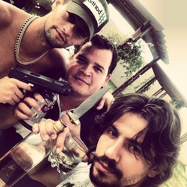 Munhoz e Mariano com arma e faca / Reprodução: Instagram