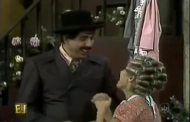 Dona Florinda e Professor Girafales cantam o hino do Santos