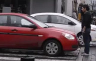 Pedestre dá lição a Motorista que invade Faixa de Pedestre