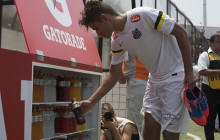 Placa de Publicidade vira Geladeira em estádio
