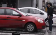 Pedestre dá lição a Motorista que invade Faixa de Pedestre