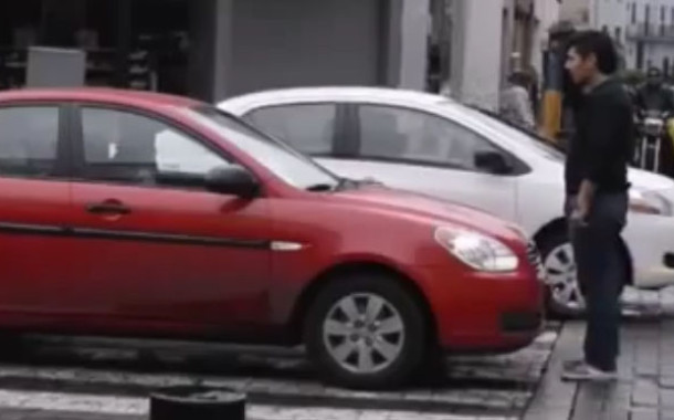Pedestre dá lição a Motorista que invade Faixa de Pedestre
